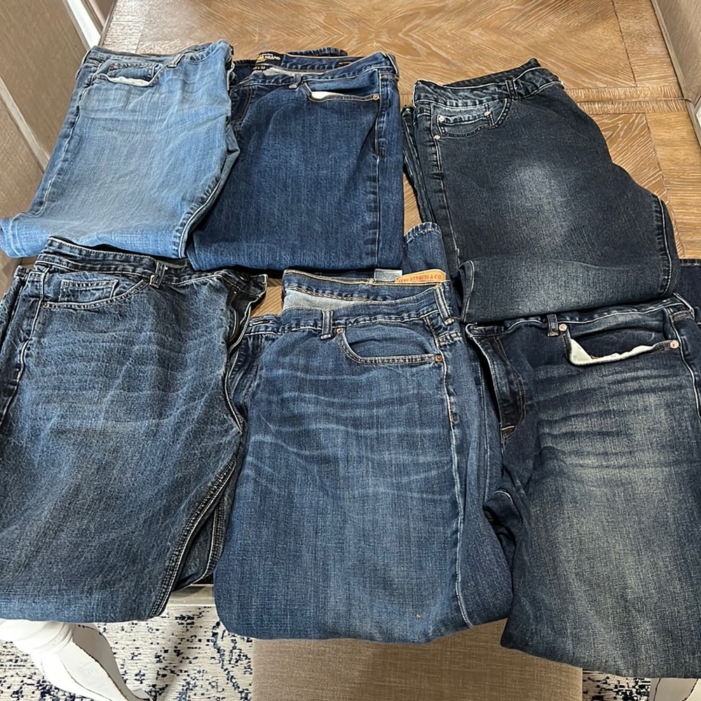 Lot of 6 pairs of jeans.